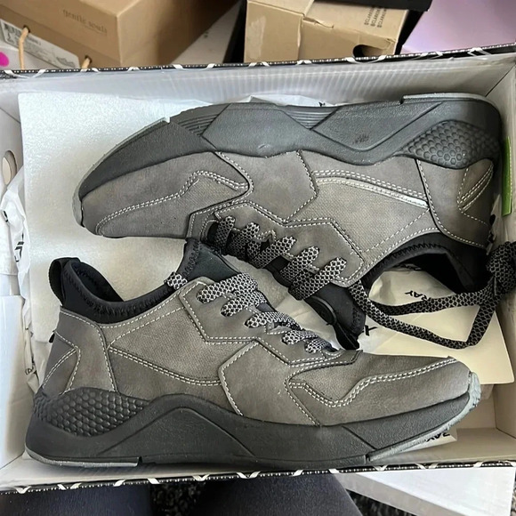 Men’s sneaker size 7.5 new in box - Picture 2 of 5